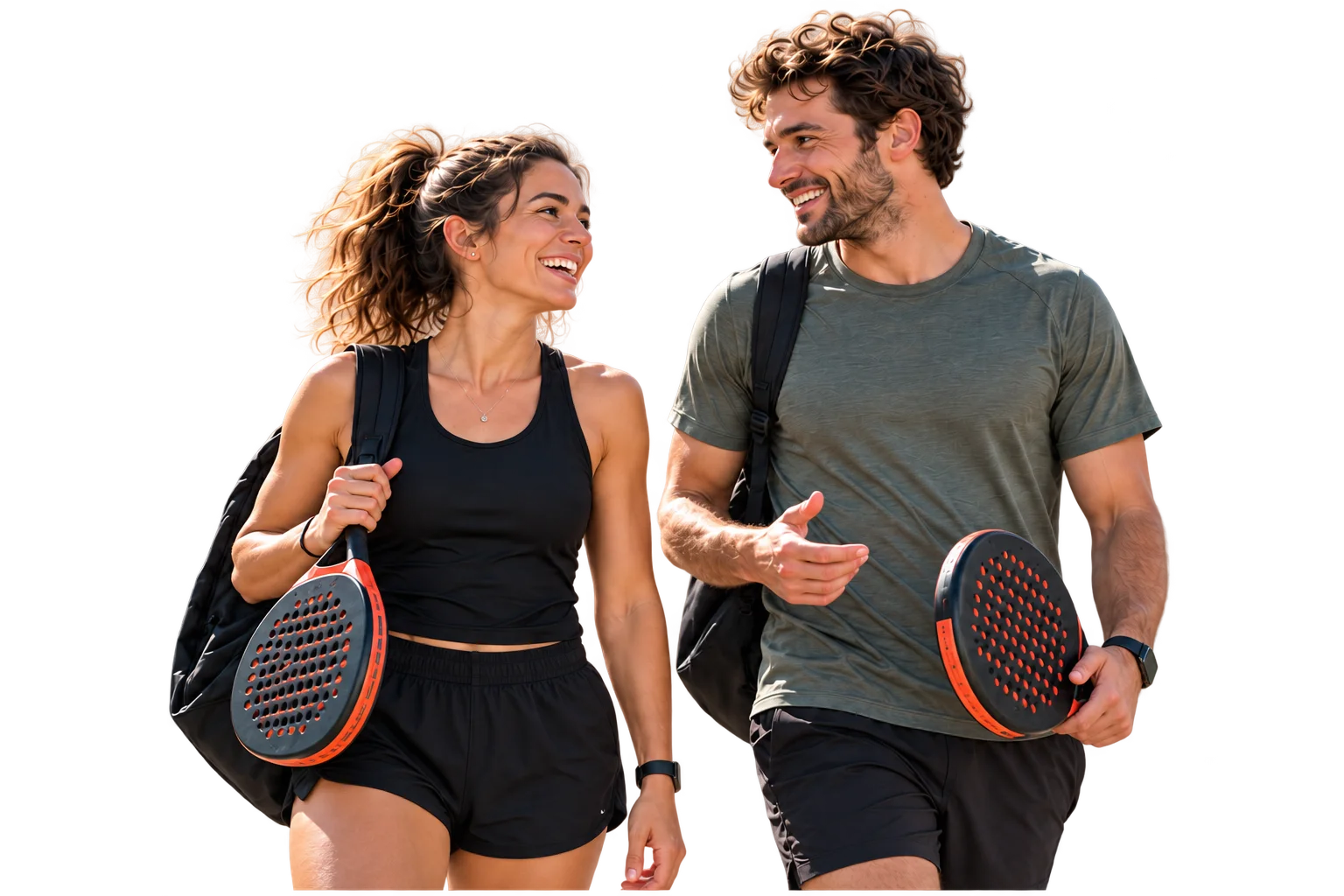 Deux partenaires de padel échangent avant leur prochaine partie